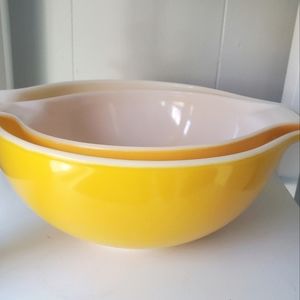 Set of 2 Vintage Pyrex Mixing Bowls